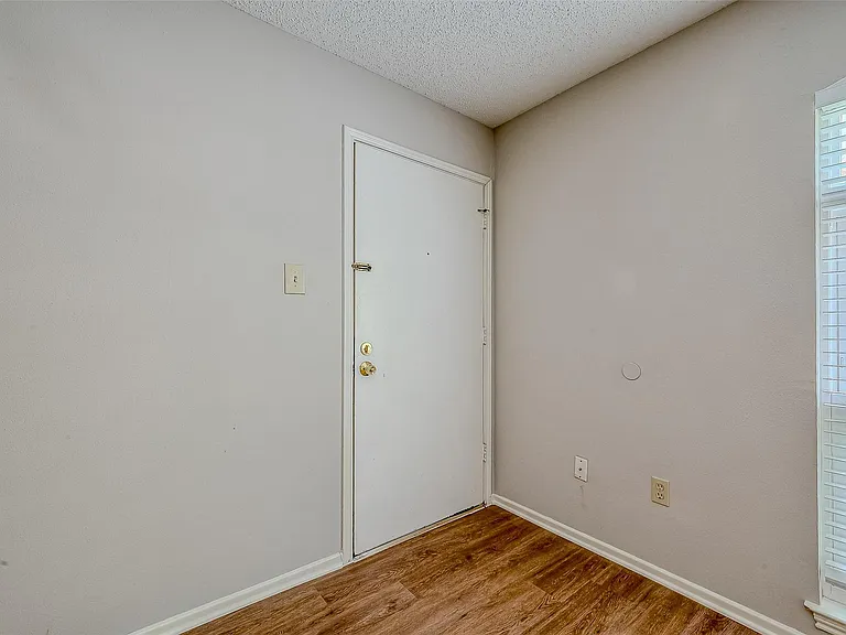 432 N Post Oak Ln — Photo 5
