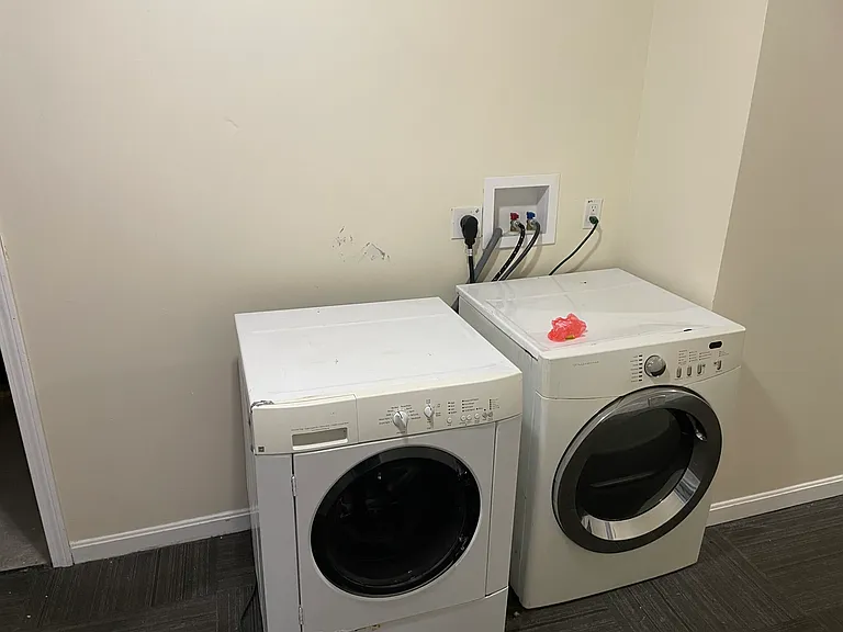 227 Roxbury St #2A — Photo 8