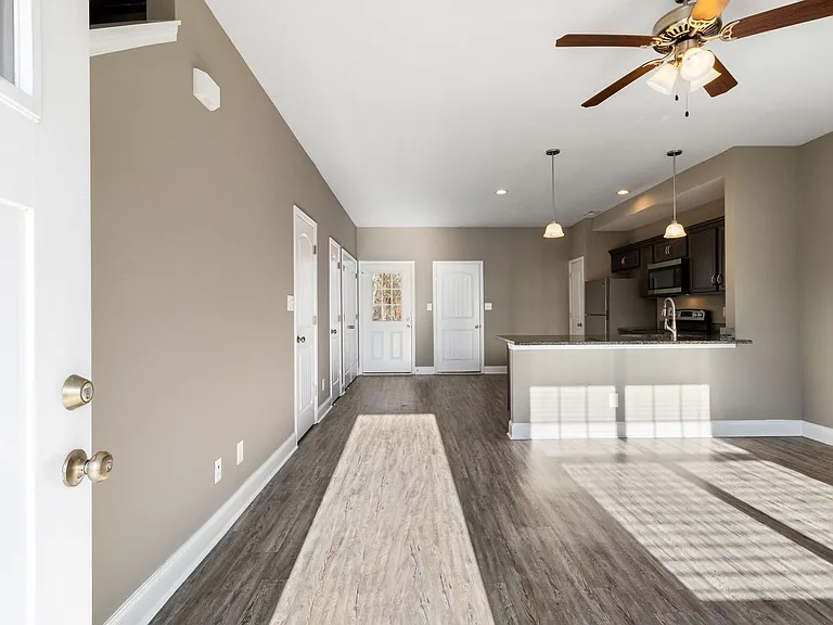 909 Charlotte St — Photo 3
