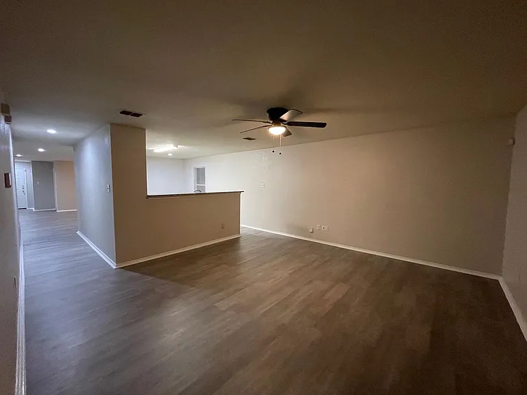 1512 Queens Brook Ln — Photo 9