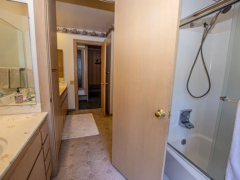 1877 N Lake Blvd #4 — Photo 23
