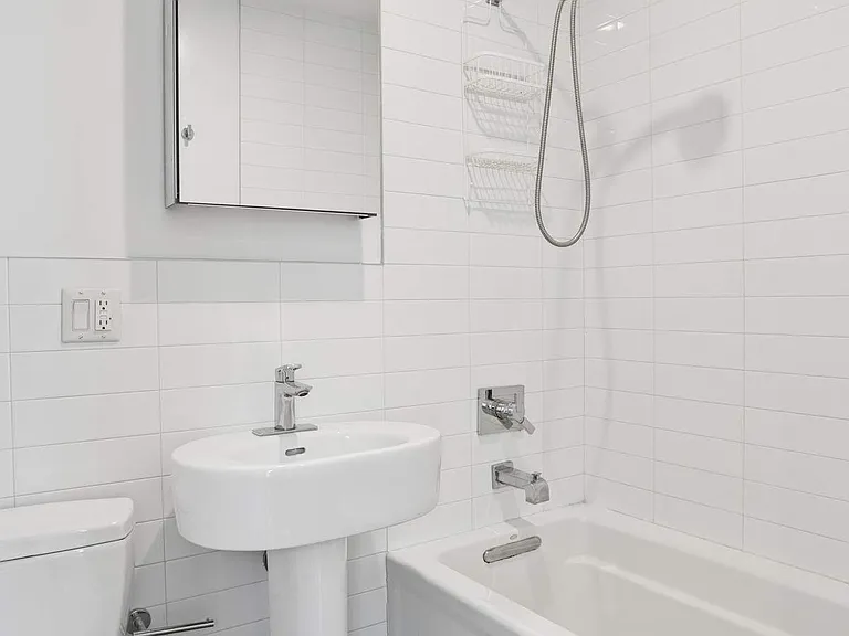 826 10th Ave #4 — Photo 7