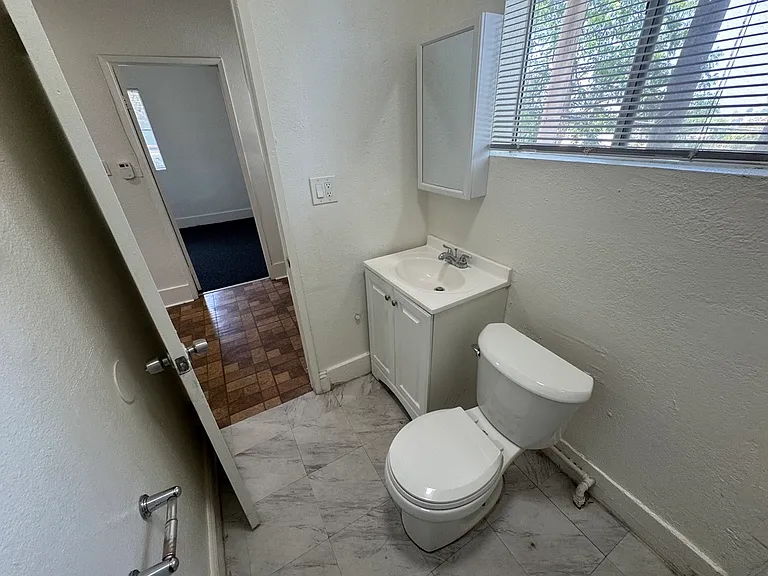 127 N Burlington Ave #C — Photo 17