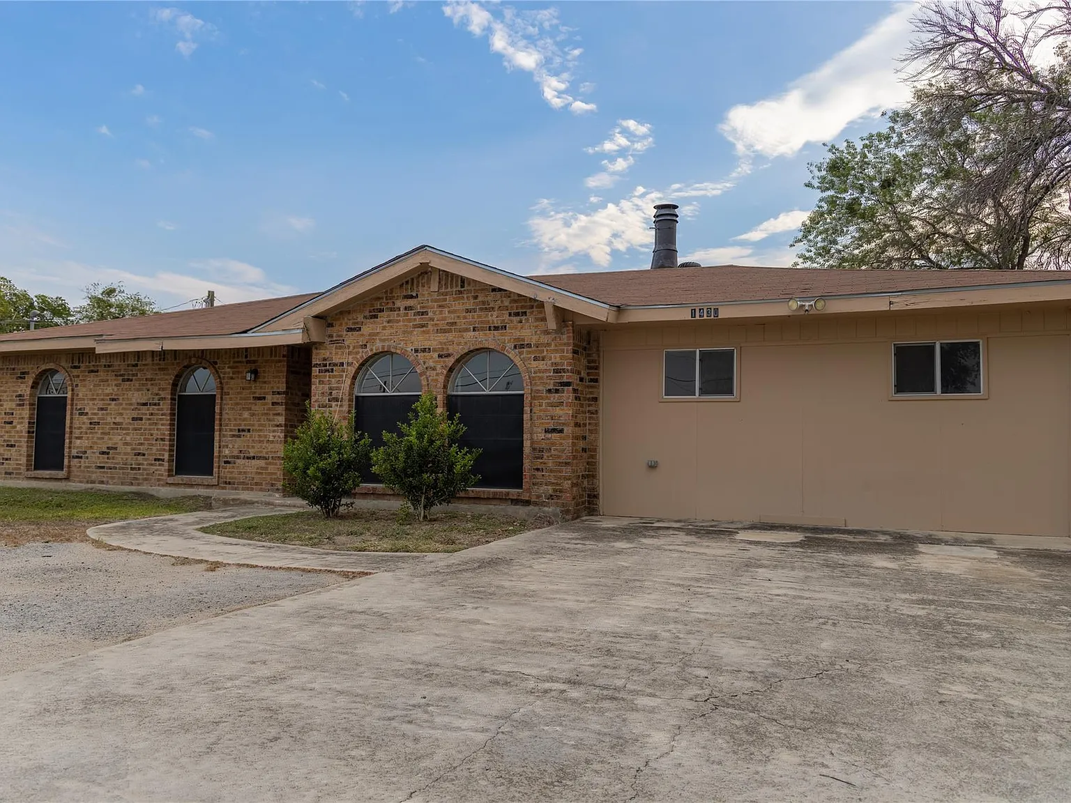 3 bed, 2.0 bath, 1613 sqft, $2,350 — Photo 2