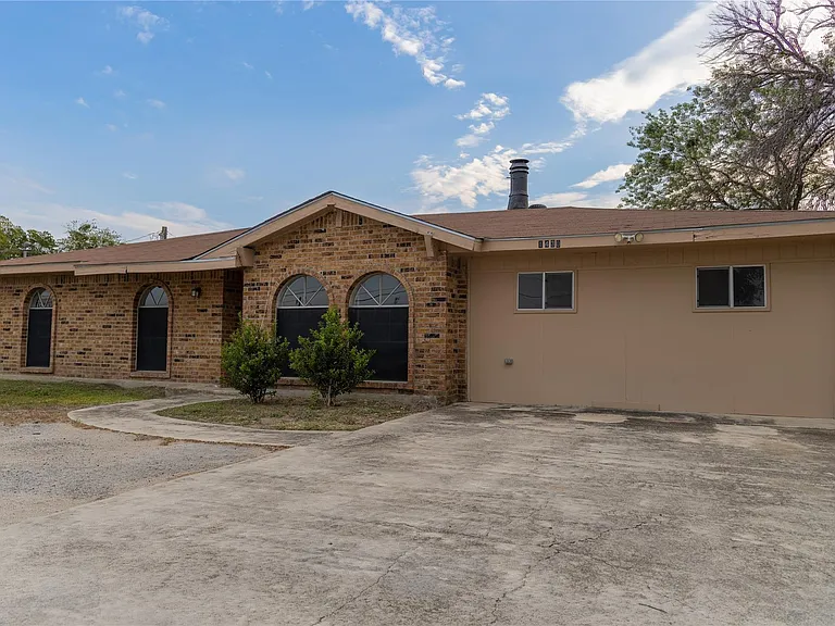 1430 N State Highway 46 — Photo 2