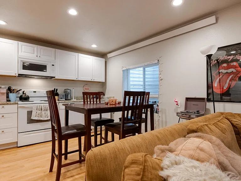 415 E Bradley St #BASEMENT — Photo 5