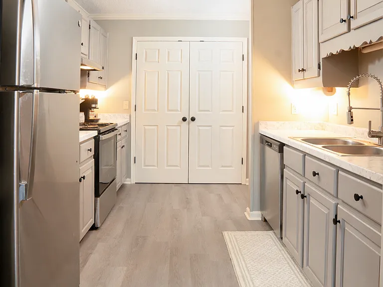Creekside Apartments — Photo 1