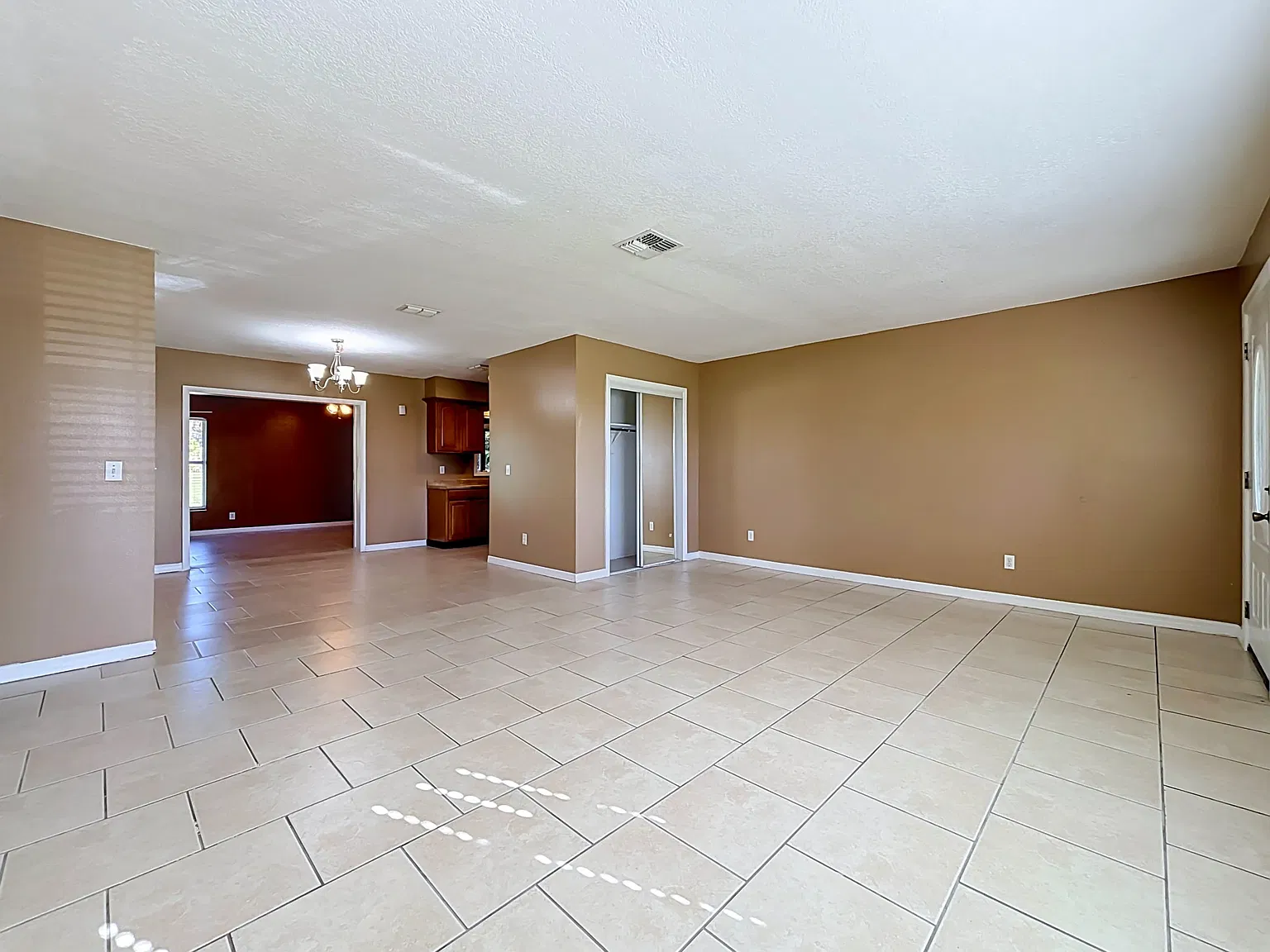 3 bed, 1692 sqft, $1,900 — Photo 2