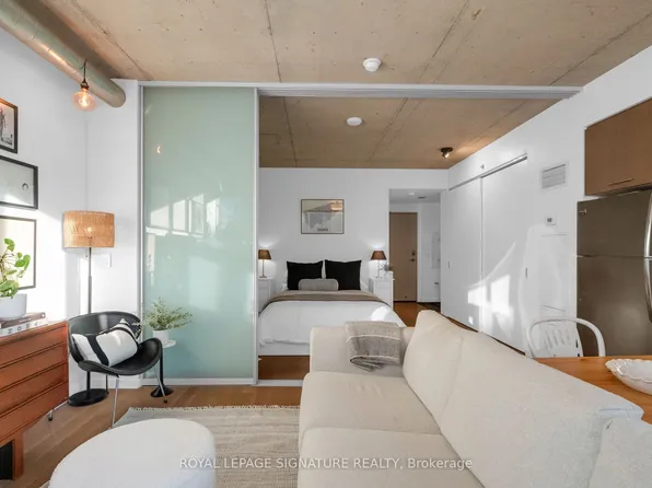 32 Trolley Cres Unit 719, Toronto, ON M5A 0E8