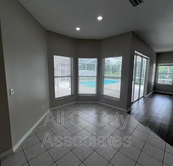 28724 Hanging Moss Loop — Photo 3