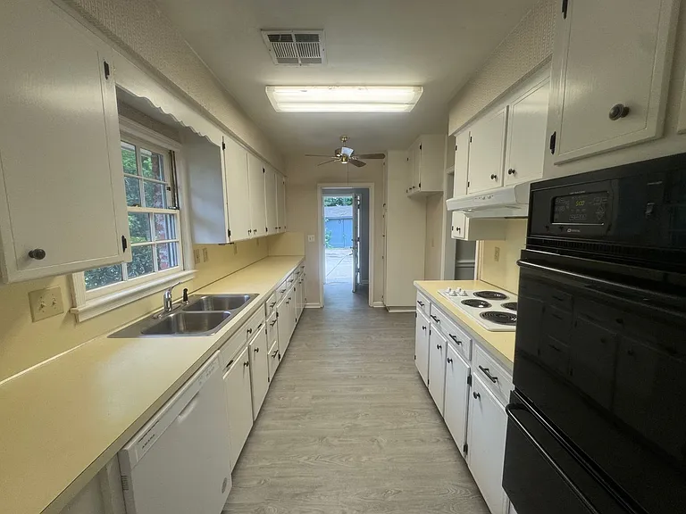 3054 Merrimac Dr — Photo 9