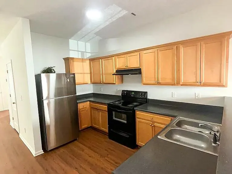 3 bed, 2.5 bath, 1646 sqft, $1,900 — Photo 3