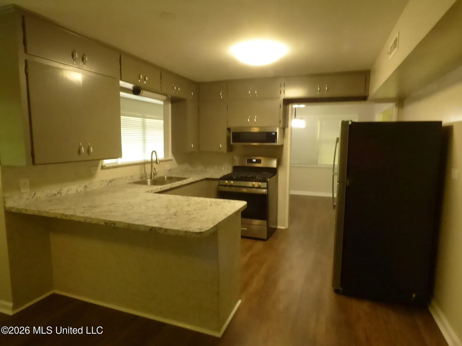 4 bed, 2.5 bath, 3000 sqft, $1,600 — Photo 2