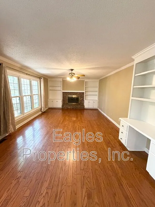 4 bed, 2.5 bath, $2,200 — Photo 3