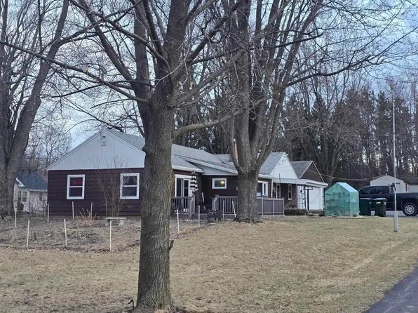 1820 Pershing Rd, New London, WI 54961