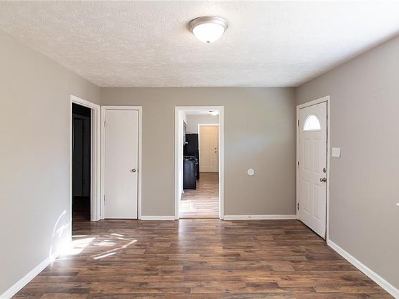 4th image of 3960 Lesley Ave