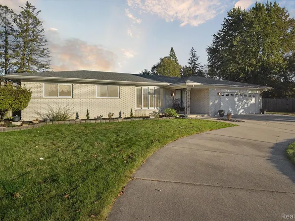 37020 Cochise St, Clinton Township, MI 48036