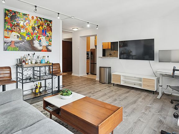 4th image of 2909 N Sheridan Rd APT 1001