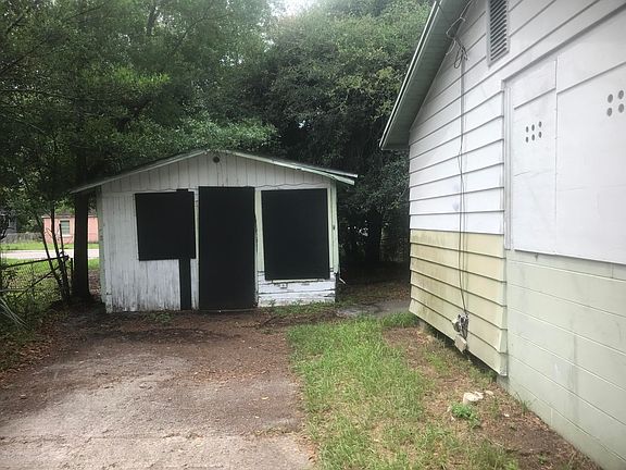 3rd image of 1482 E 25th St