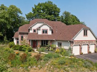 621 Cascade Dr, Chaska, MN 55318