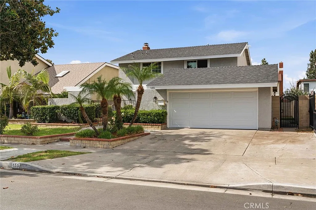 4 bed, 2.5 bath, 1856 sqft, $5,100 — Photo 2