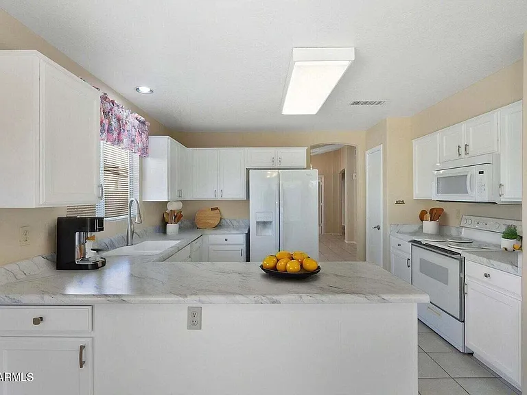 10622 W Mohawk Ln — Photo 8