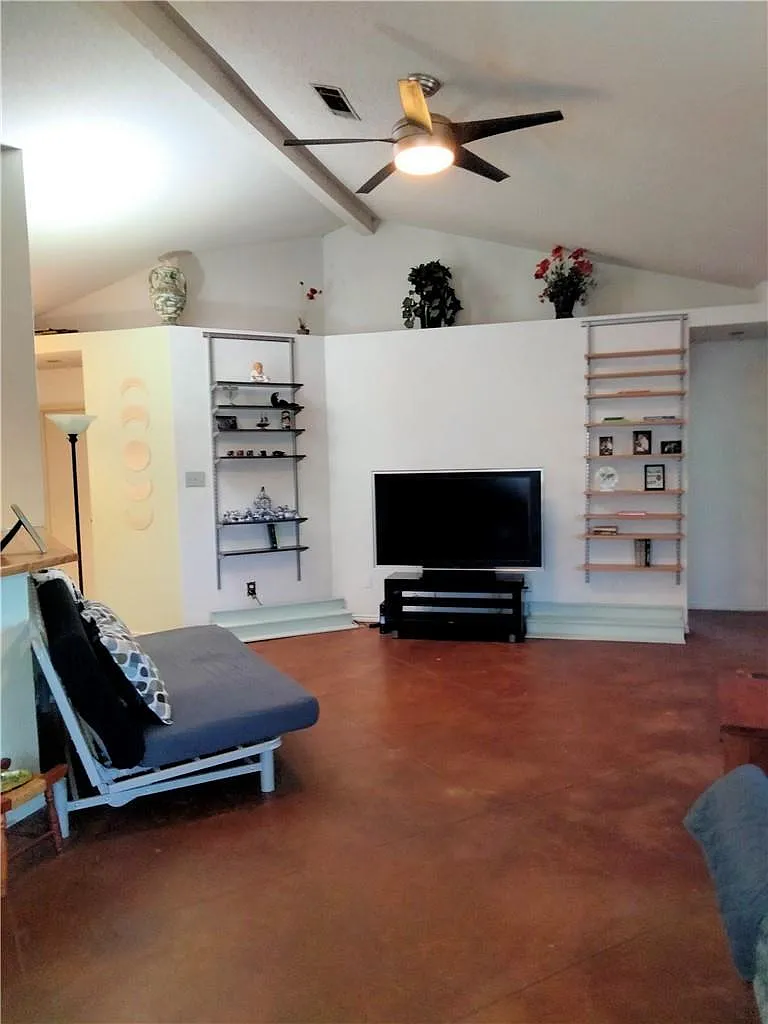 3 bed, 2.0 bath, 1297 sqft, $1,850 — Photo 2