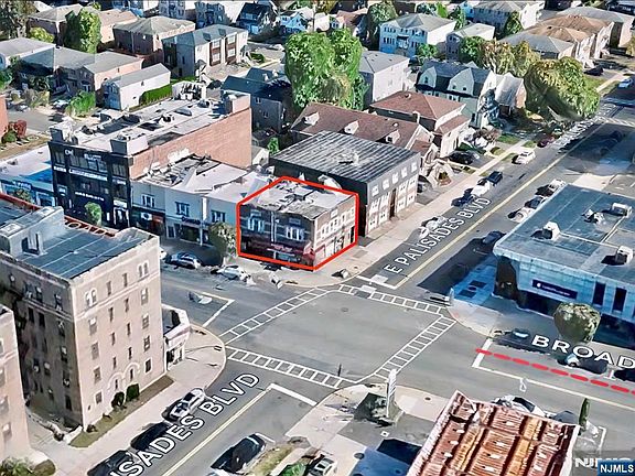 4th image of 402 Broad Ave