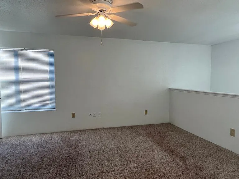 Emerald Cove Apartments — Photo 20