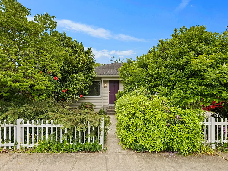 295 NE Alder St — Photo 2
