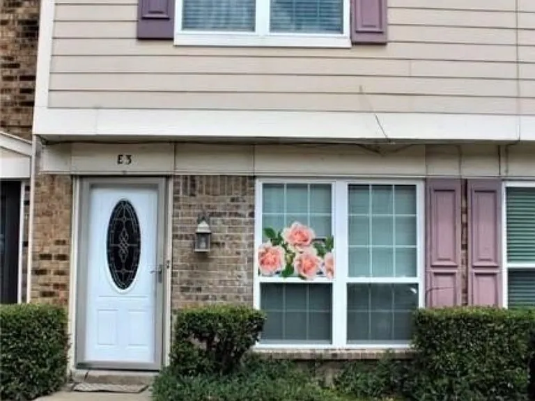 617 Carriagehouse Ln #E-3 — Photo 1