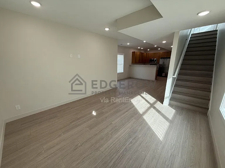 1014 Lafayette Ave SE #2 — Photo 2