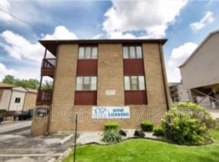 955 4th St #3, Charleston, IL 61920