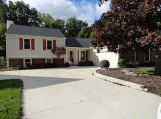 2071 N Fairview Ln, Rochester Hills, MI 48306