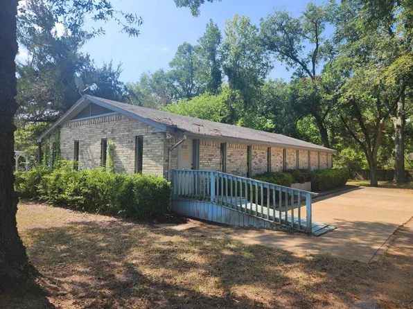 408 E Shelbyville St, Center, TX 75935