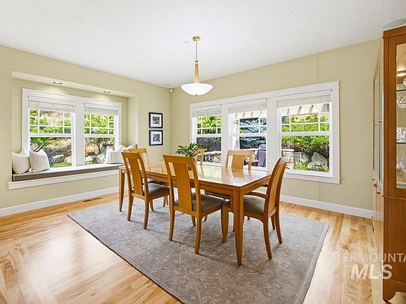 3rd image of 138 W Thornberry Ct