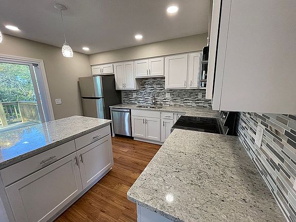 4th image of 2542 S 152nd Avenue Cir