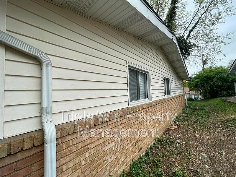3 bed, 2.0 bath, 1232 sqft, $1,620 — Photo 4