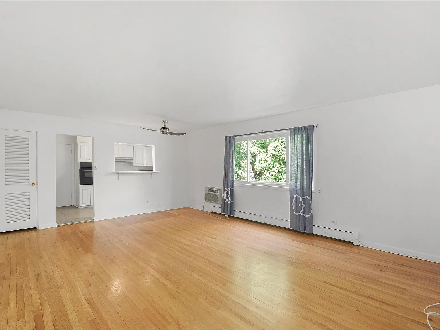 Spacious 2-Bed Second Floor Apartment in Great Evanston Location! — Photo 2