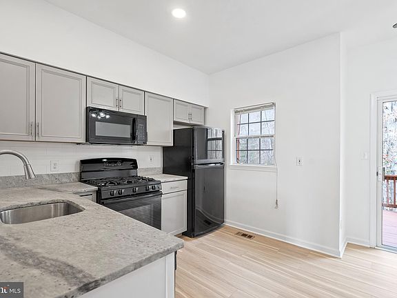 4th image of 16130 Taconic Cir