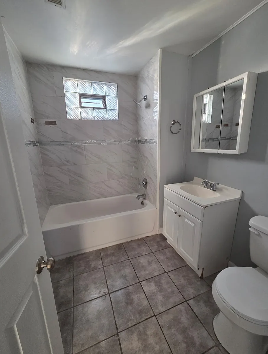 Building Photo - 2704 E 77th St #2W