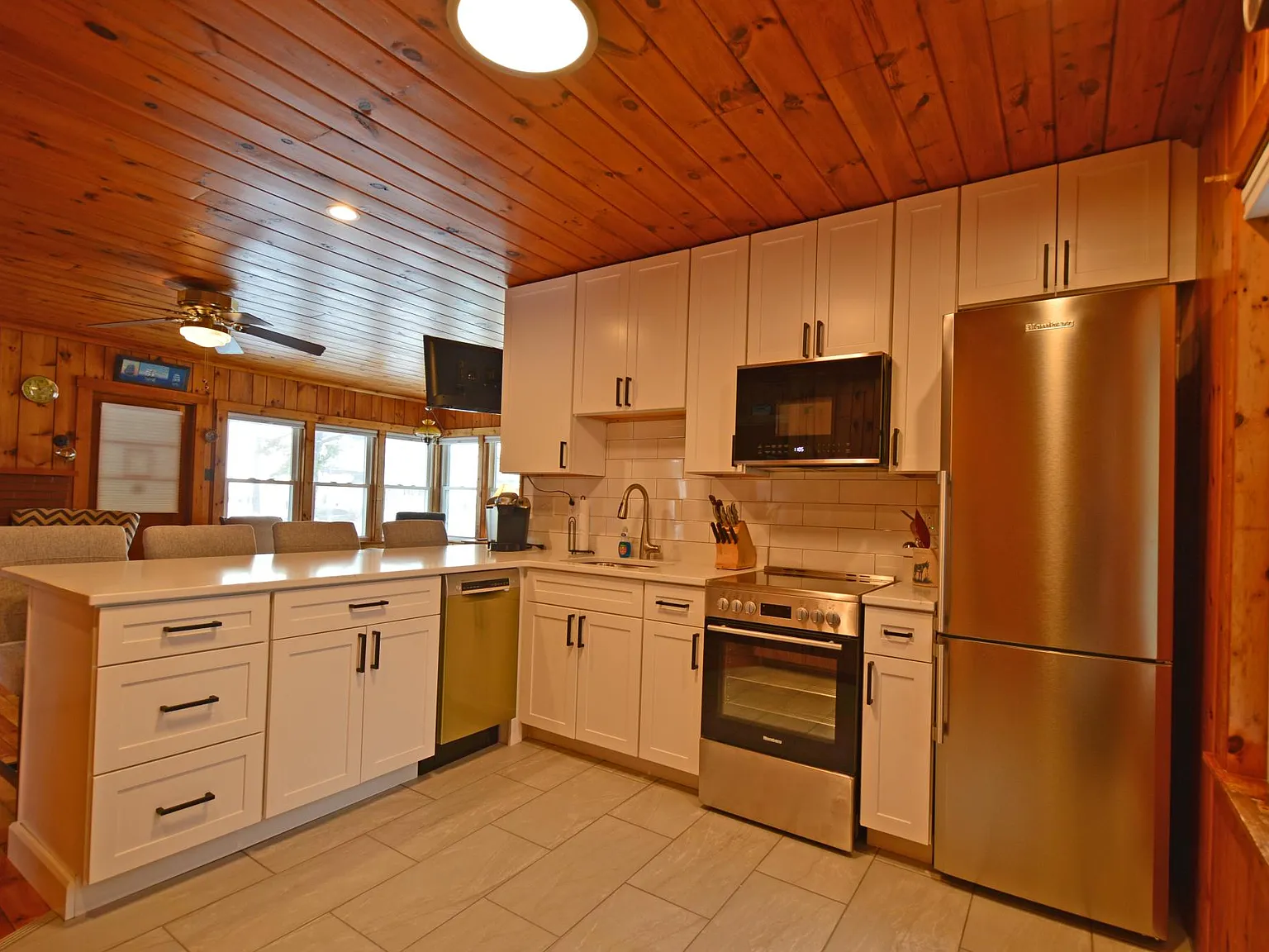 2 bed, 720 sqft, $1,900 — Photo 3