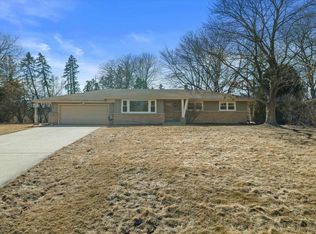 8877 N Malibu Dr, Bayside, WI 53217