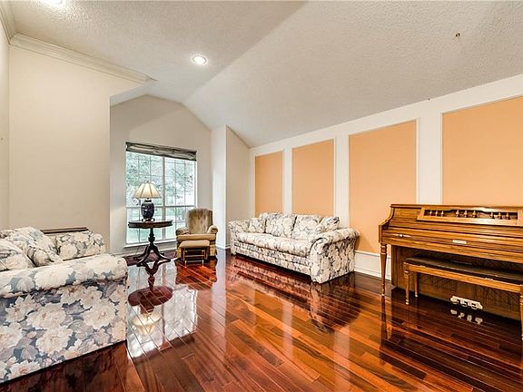 4th image of 2207 Park Hurst Dr