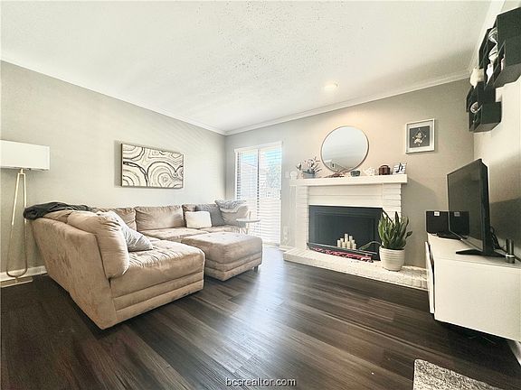 2nd image of 1901 Holleman Dr W APT 307