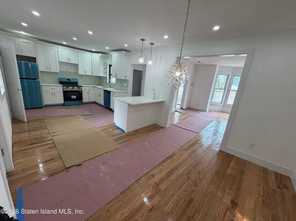 18 Cottage Pl, Staten Island, NY 10302