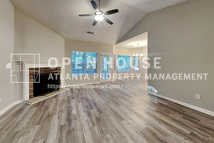 3 bed, 2.0 bath, 1353 sqft, $2,050 — Photo 3