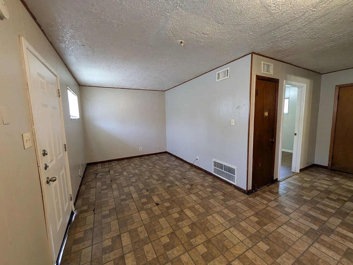 4619 Hartel St — Photo 2
