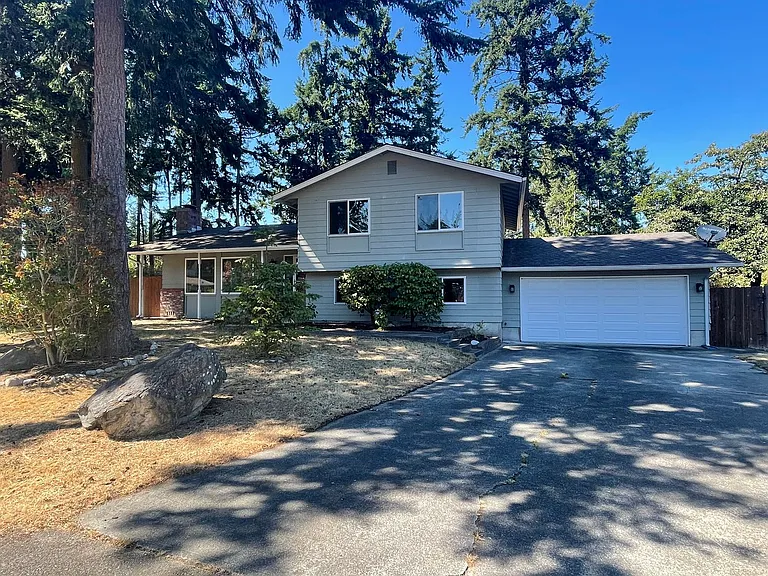 1168 Tulip Ln — Photo 1