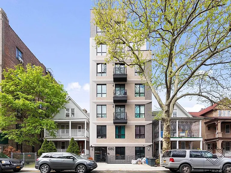 680 E 21st St #PHC — Photo 12